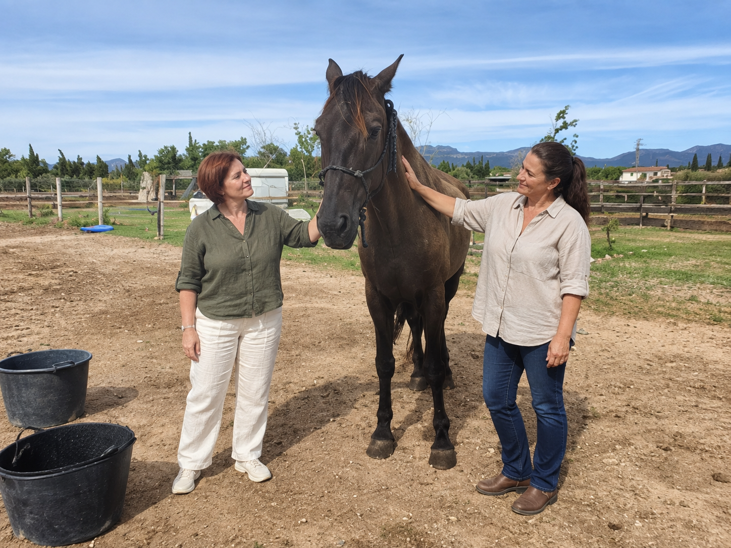 Dos participantes junto a un caballo durante una dinámica de equipo